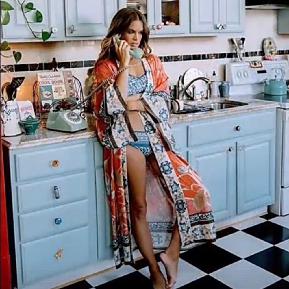 New Beautiful Kimono - Picture 2 of 12